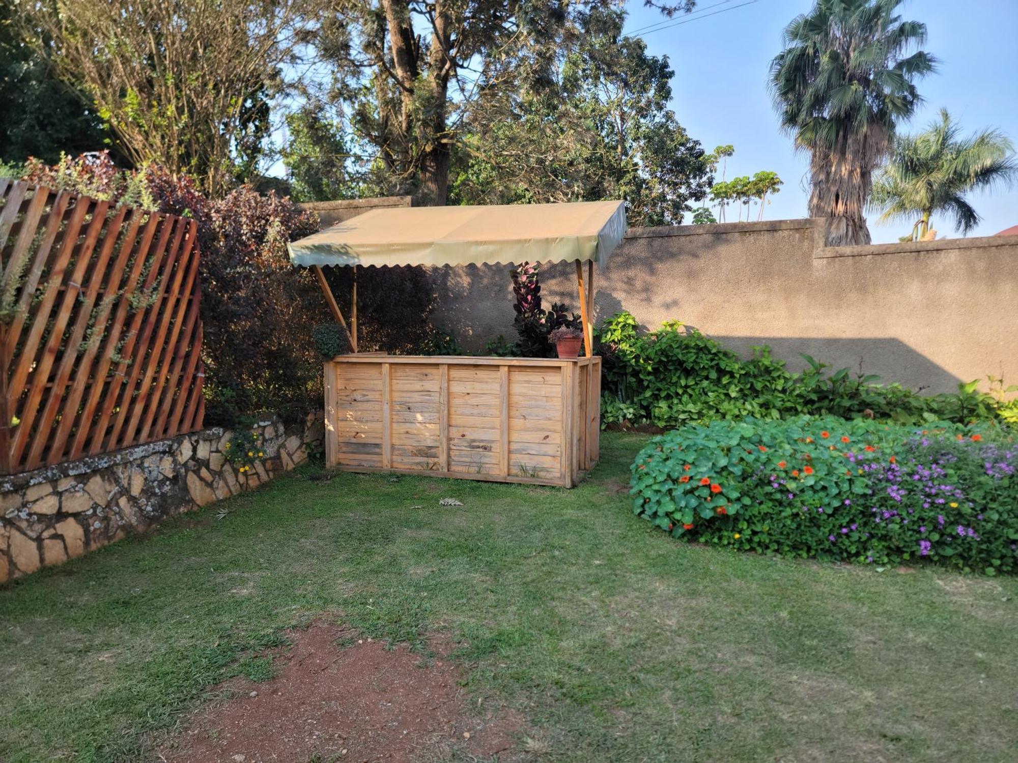 Bed and Breakfast Grassroots Cafe & Deli Masaka Exterior foto